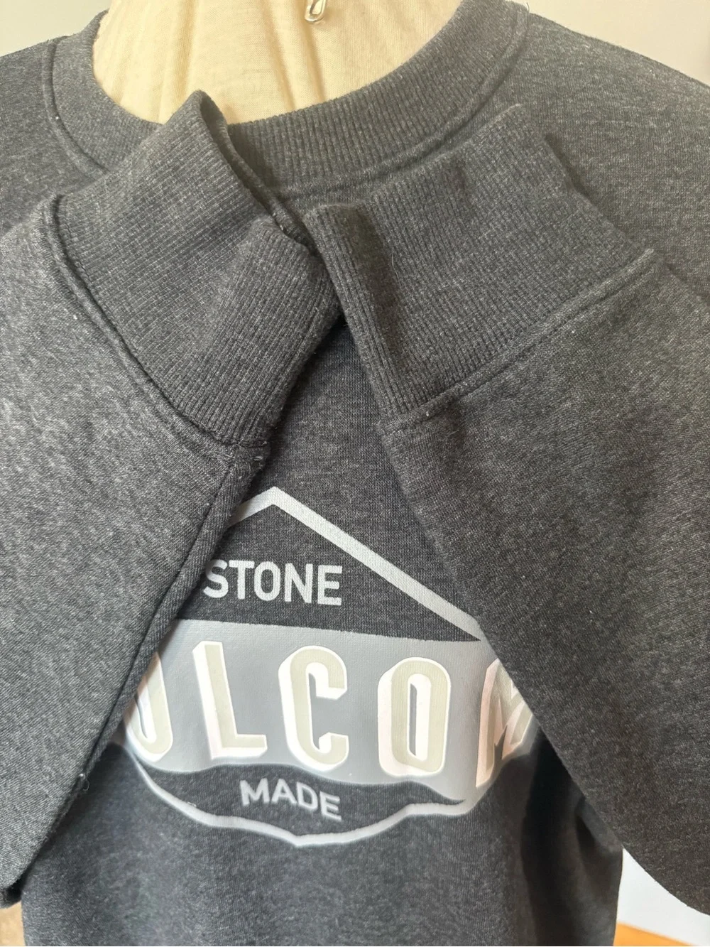 Men’s XL Volcom sweatshirt